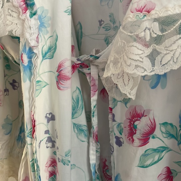 Vintage Robe wrap w/ Lace collar. Side Pockets. Internal tie. Lace sleeves. - Picture 8 of 8